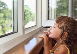 Детская защита на окна – безопасность в доме
